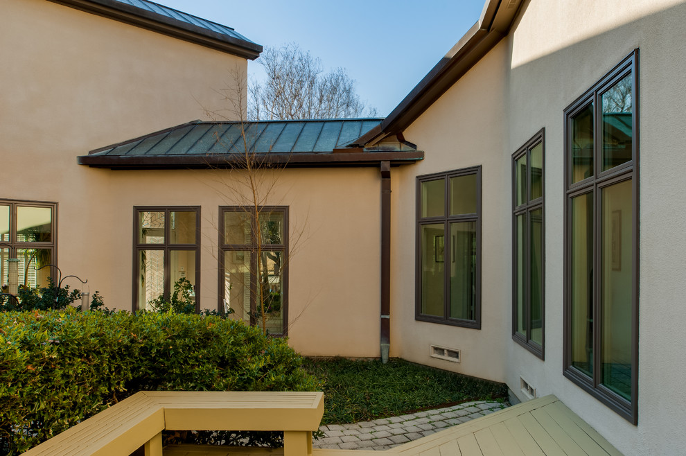 На фото: двухэтажный, бежевый частный загородный дом среднего размера в стиле модернизм с облицовкой из цементной штукатурки и металлической крышей