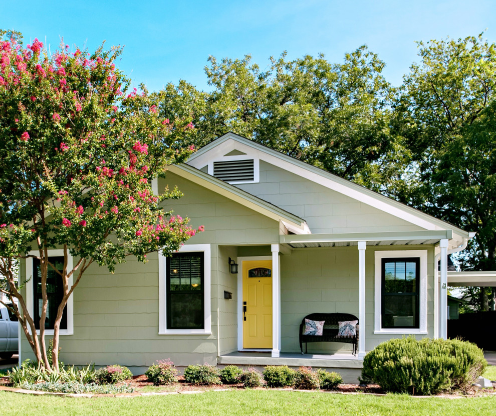 Kleines, Einstöckiges Rustikales Haus mit grüner Fassadenfarbe, Halbwalmdach und Ziegeldach in Dallas