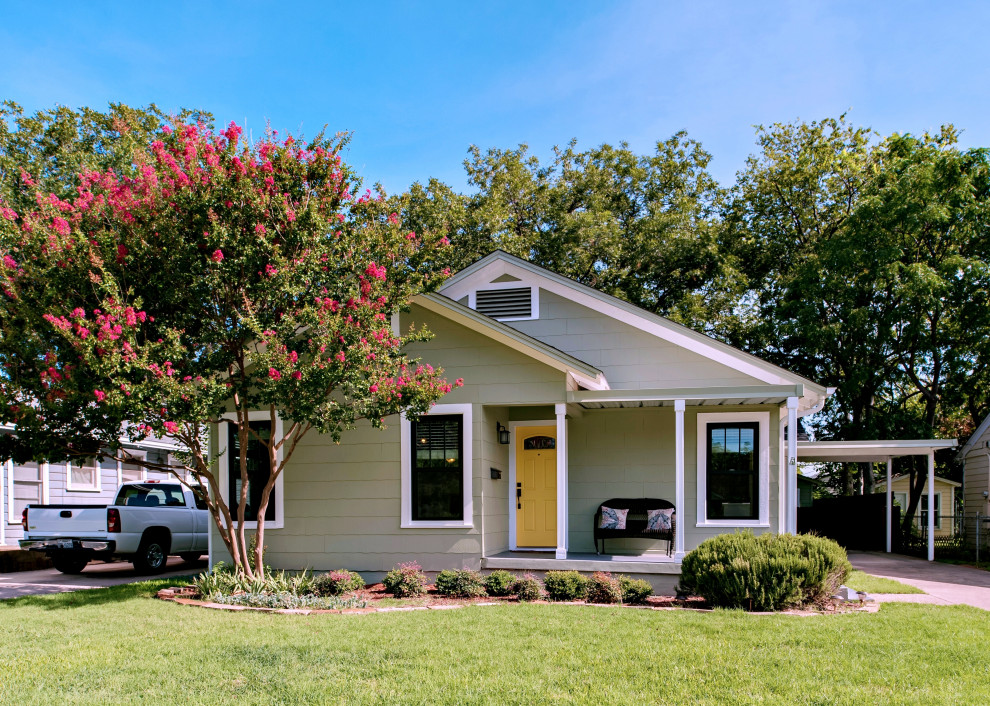 Kleines, Einstöckiges Uriges Haus mit grüner Fassadenfarbe, Halbwalmdach und Ziegeldach in Dallas
