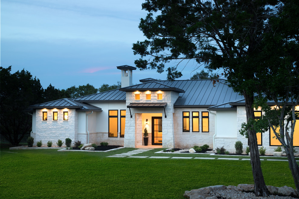 Источник вдохновения для домашнего уюта: большой, одноэтажный, белый частный загородный дом в современном стиле с комбинированной облицовкой, двускатной крышей и металлической крышей