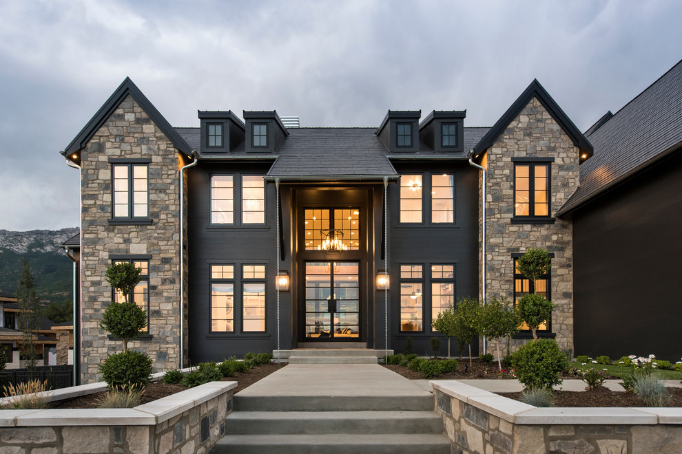 Zweistöckiges Klassisches Einfamilienhaus mit Mix-Fassade, schwarzer Fassadenfarbe, Satteldach und Schindeldach in New York