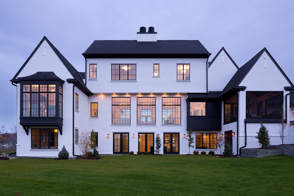 Imagen de fachada de casa blanca actual extra grande de tres plantas con revestimientos combinados, tejado a dos aguas y tejado de teja de madera