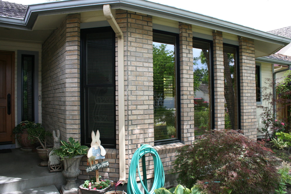 Foto de fachada beige tradicional de tamaño medio de una planta con revestimiento de ladrillo