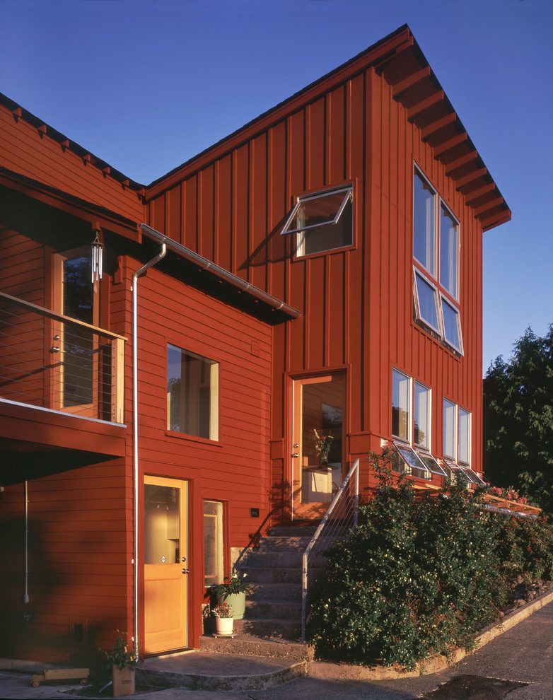 Foto della facciata di una casa rossa contemporanea