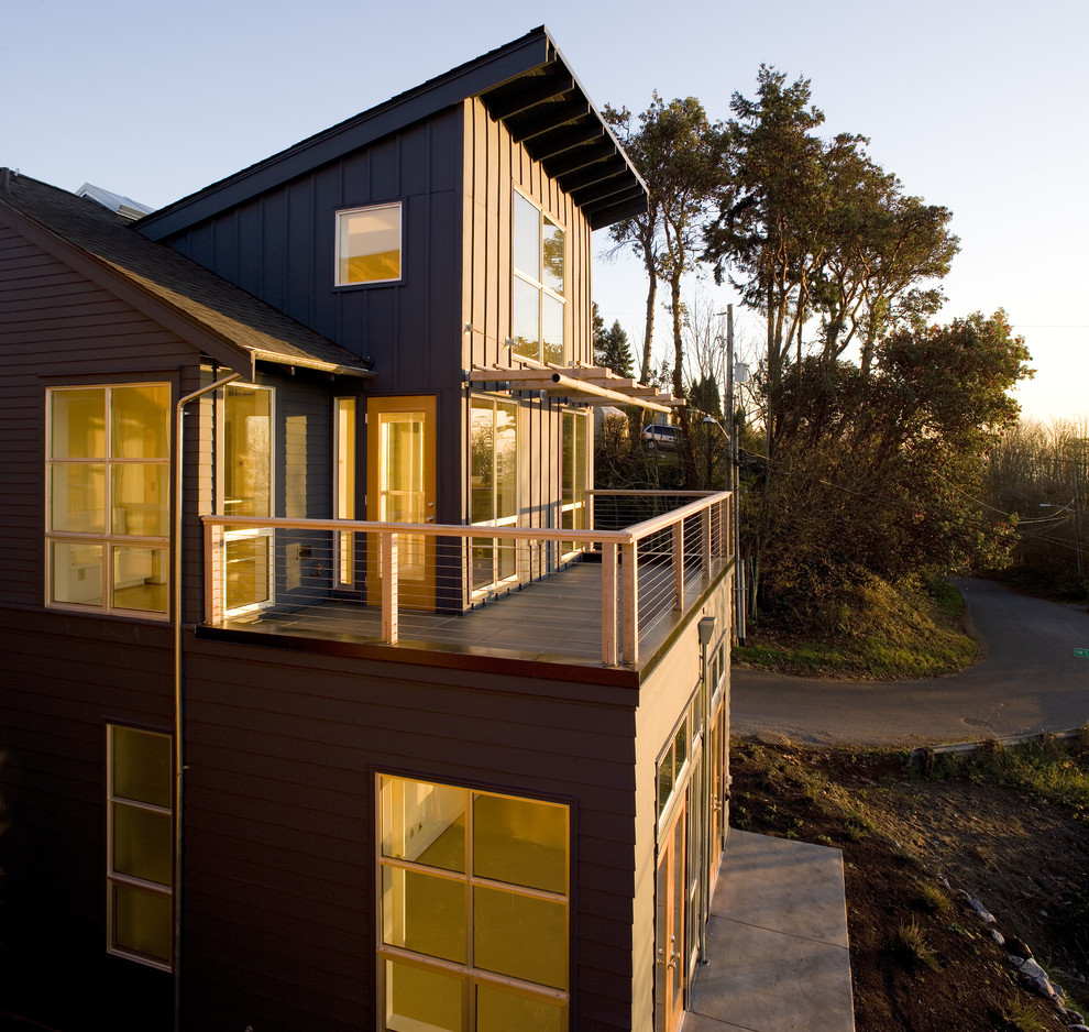 This is an example of a contemporary two floor house exterior in Seattle.