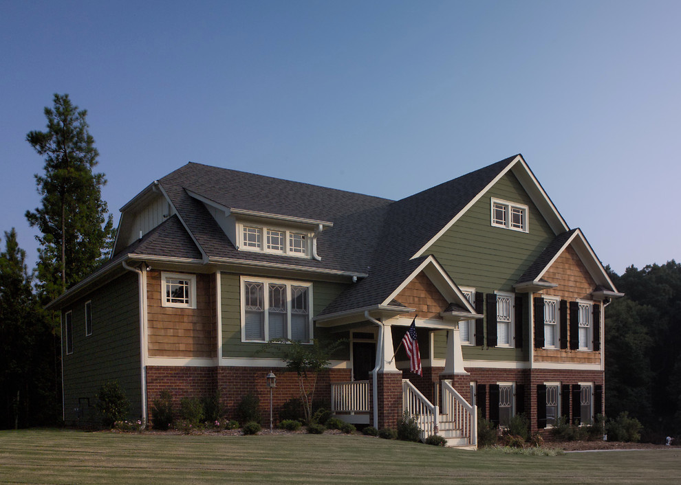 Großes, Dreistöckiges Uriges Einfamilienhaus mit Mix-Fassade, bunter Fassadenfarbe, Satteldach und Schindeldach in Atlanta