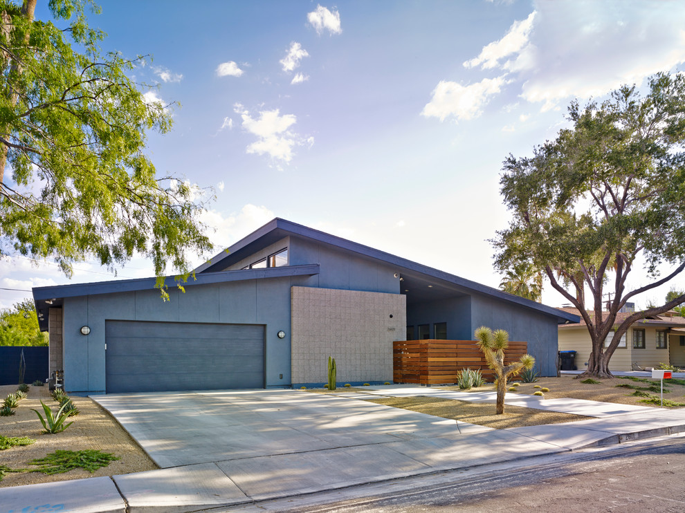 Стильный дизайн: одноэтажный, синий дом среднего размера в стиле ретро с облицовкой из цементной штукатурки и односкатной крышей - последний тренд
