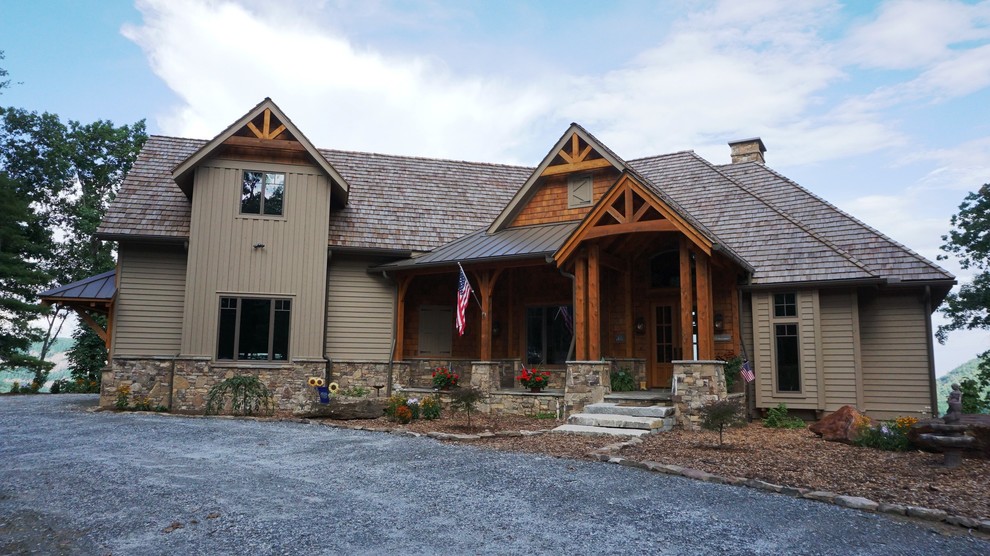 Esempio della facciata di una casa beige american style a due piani di medie dimensioni con rivestimento in legno e tetto a capanna