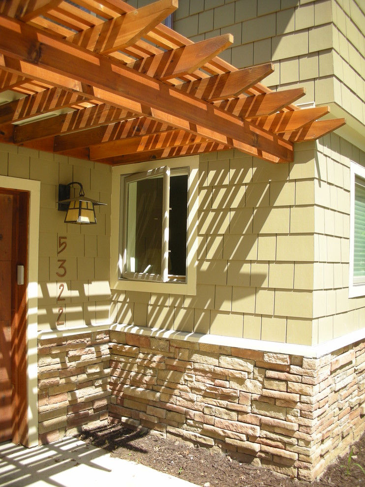 Cette image montre une façade de maison traditionnelle en bois de taille moyenne et à un étage.