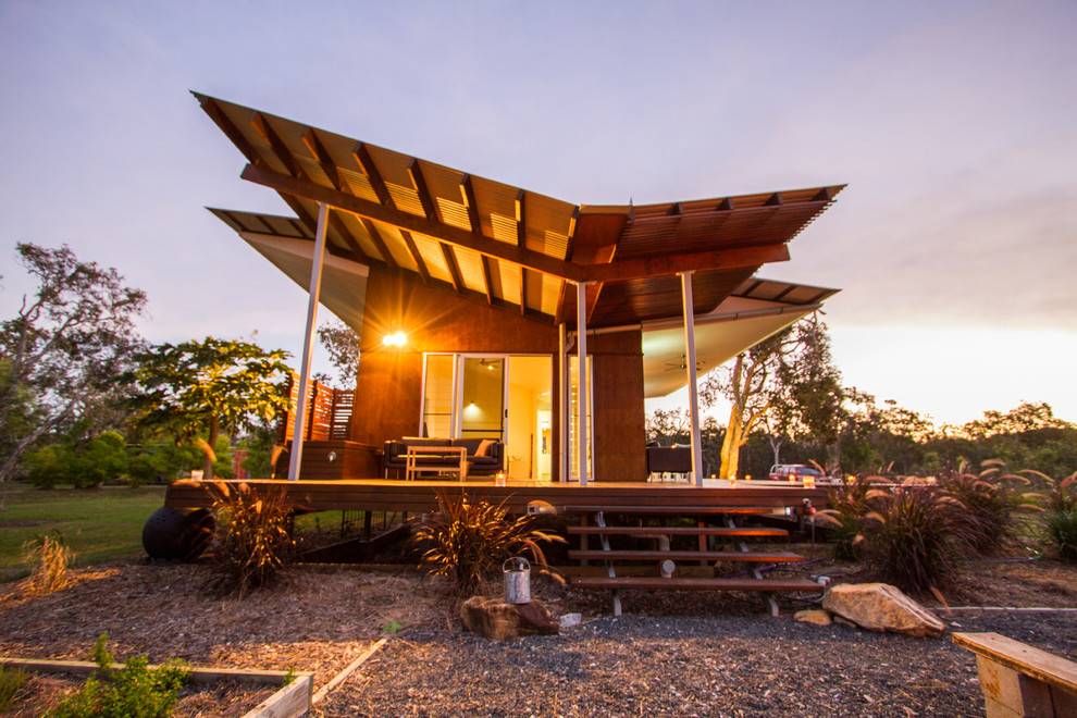 Свежая идея для дизайна: маленький, одноэтажный, деревянный, коричневый дом в современном стиле с плоской крышей для на участке и в саду - отличное фото интерьера