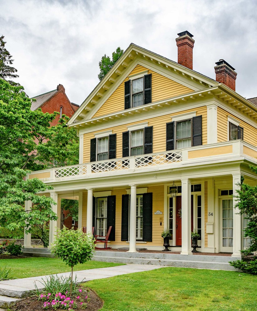 Idéer för ett klassiskt gult hus, med två våningar och sadeltak
