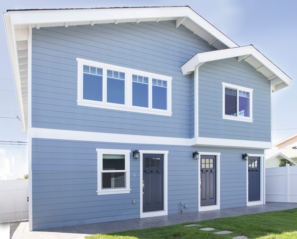 Réalisation d'une façade de maison bleue craftsman en panneau de béton fibré de taille moyenne et à un étage.