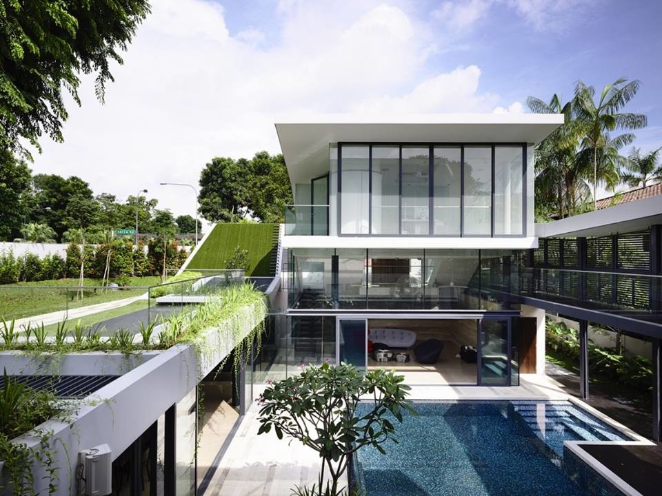 Modernes Haus mit Glasfassade, weißer Fassadenfarbe und Flachdach in Singapur