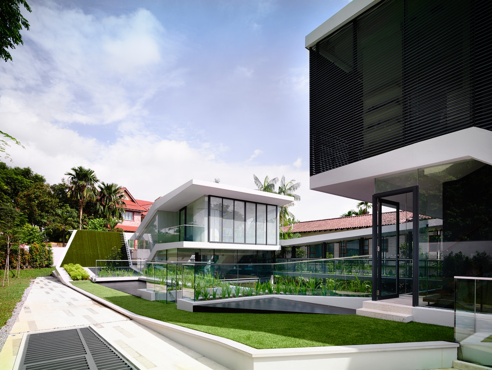 Inspiration for a contemporary house exterior in Singapore.