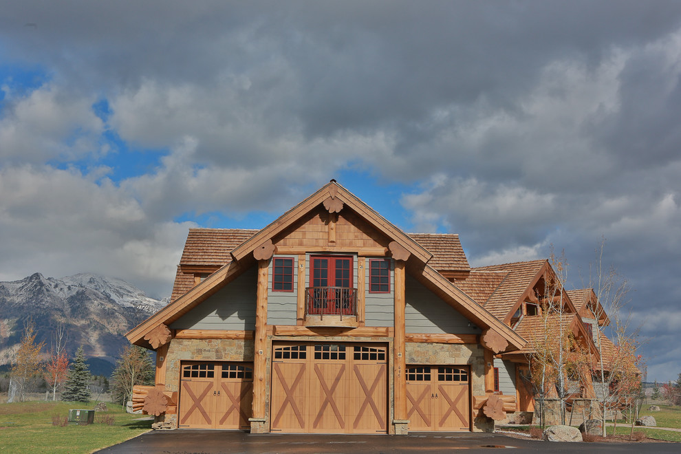 Große, Zweistöckige Landhausstil Holzfassade Haus mit grüner Fassadenfarbe und Halbwalmdach in Sonstige