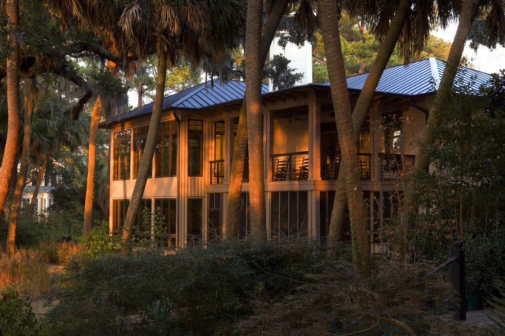 Источник вдохновения для домашнего уюта: деревянный, двухэтажный, серый дом среднего размера в современном стиле с вальмовой крышей