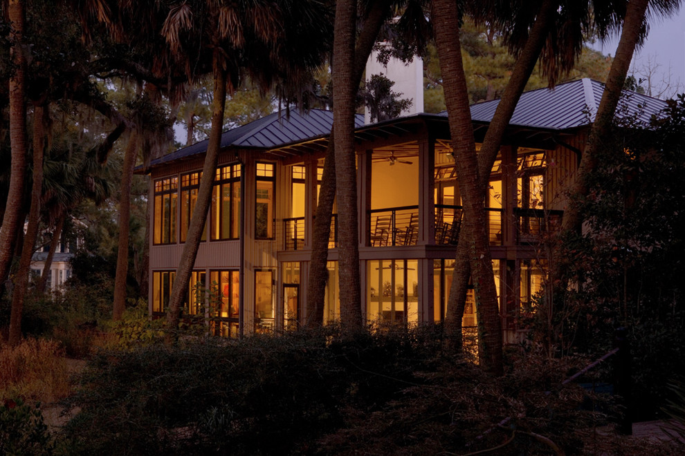Esempio della facciata di una casa grigia tropicale a due piani di medie dimensioni con rivestimento in legno e tetto a padiglione