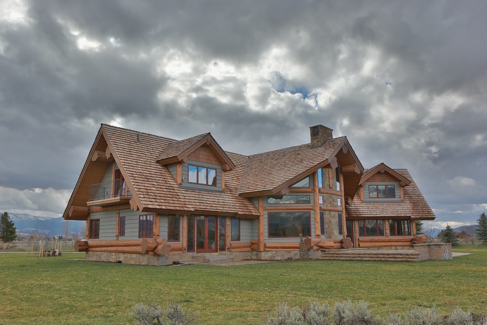 Источник вдохновения для домашнего уюта: большой, двухэтажный, деревянный, серый дом в стиле рустика с двускатной крышей