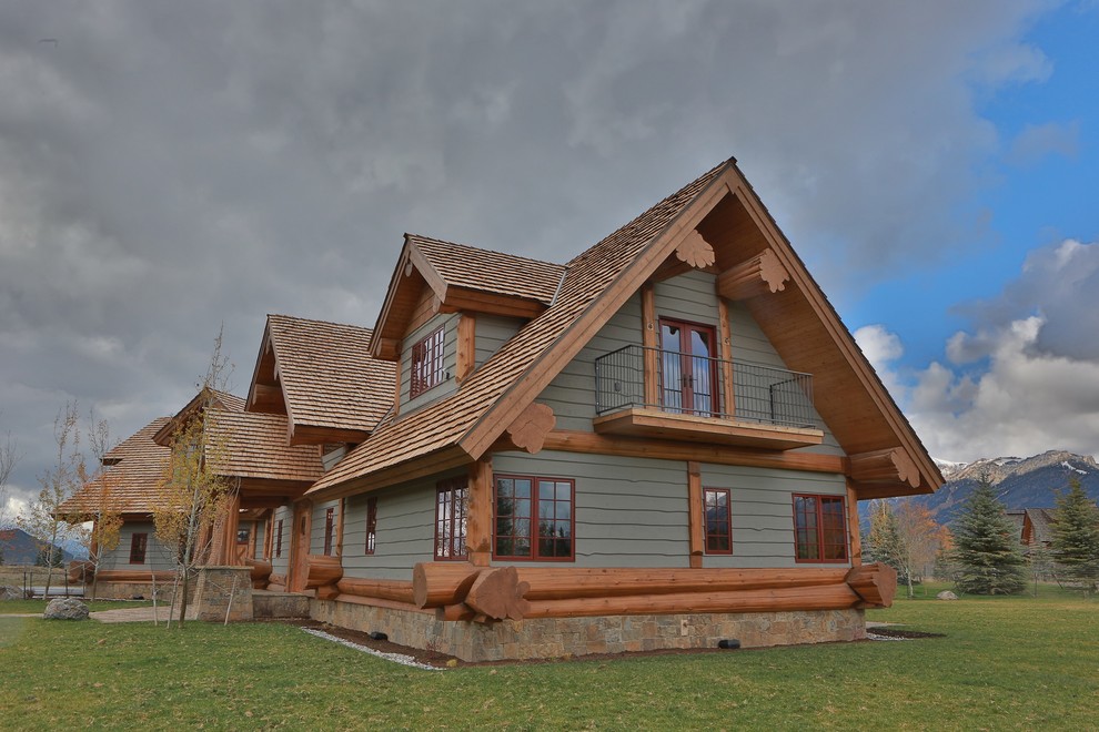 Große, Zweistöckige Rustikale Holzfassade Haus mit grauer Fassadenfarbe und Satteldach in Sonstige