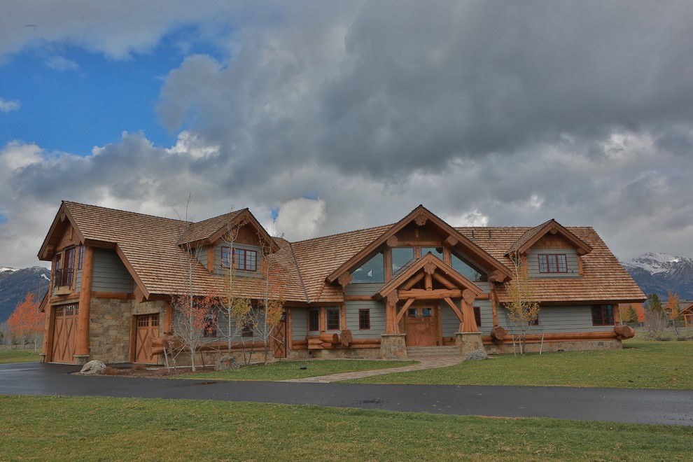 Große, Zweistöckige Urige Holzfassade Haus mit grauer Fassadenfarbe und Satteldach in Sonstige