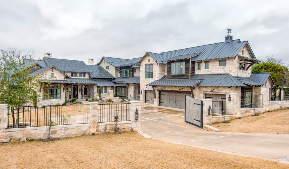 Geräumiges, Zweistöckiges Landhaus Einfamilienhaus mit Steinfassade, beiger Fassadenfarbe und Blechdach in Austin