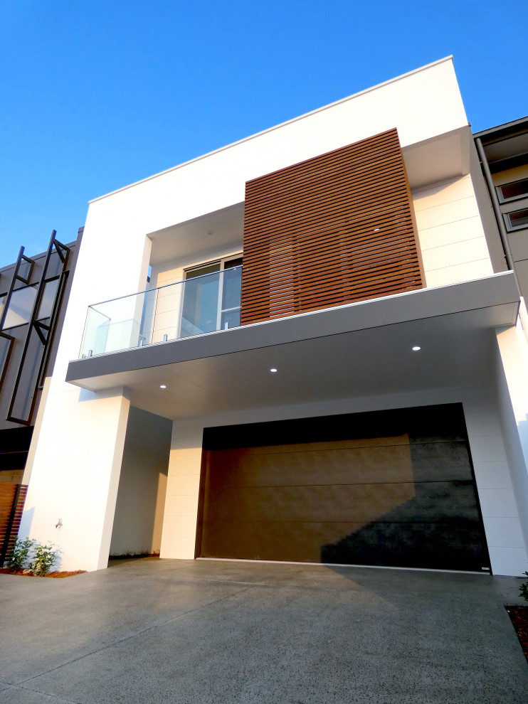 Kleines, Zweistöckiges Modernes Einfamilienhaus mit Mix-Fassade, weißer Fassadenfarbe, Flachdach und Blechdach in Sunshine Coast