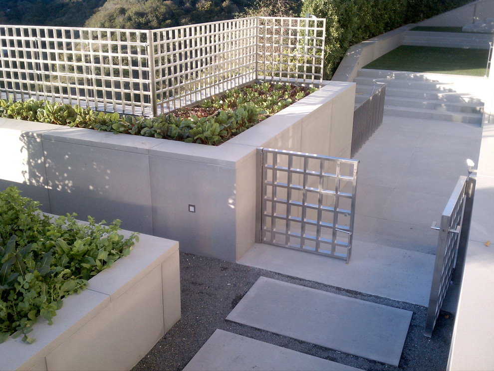 ロサンゼルスにあるインダストリアルスタイルのおしゃれな家の外観 (メタルサイディング) の写真