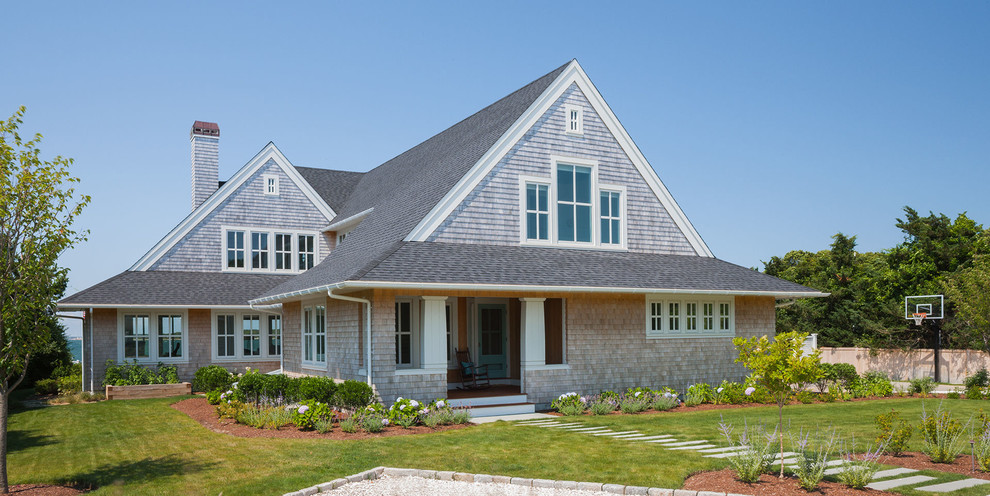 Idées déco pour une grande façade de maison grise bord de mer en bois à un étage avec un toit à deux pans et un toit en shingle.