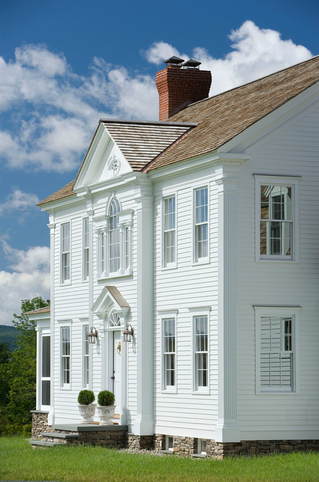 Immagine della facciata di una casa bianca classica a due piani di medie dimensioni con rivestimento in legno