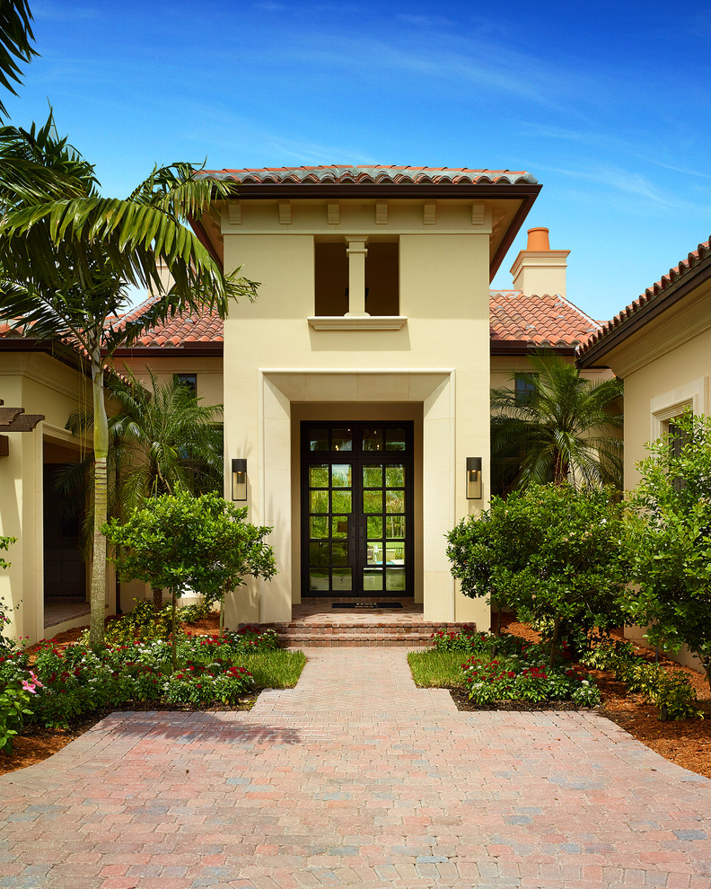 Esempio della facciata di una casa beige tropicale
