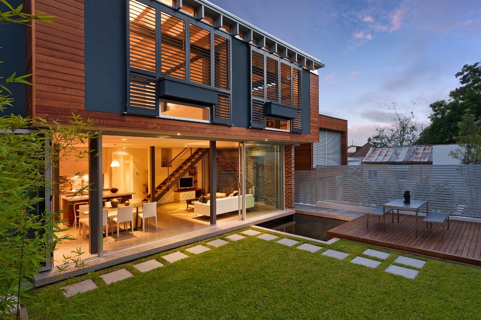 Идея дизайна: огромный, трехэтажный, коричневый дом в современном стиле