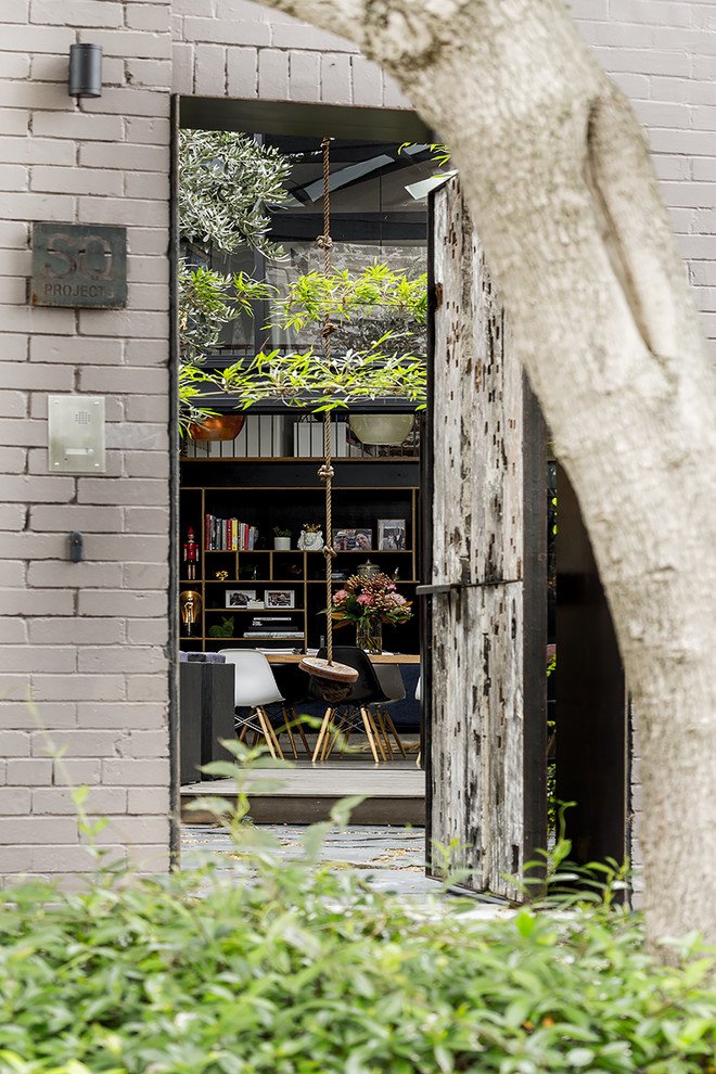 Großes, Zweistöckiges Industrial Einfamilienhaus mit Backsteinfassade und beiger Fassadenfarbe in Sydney