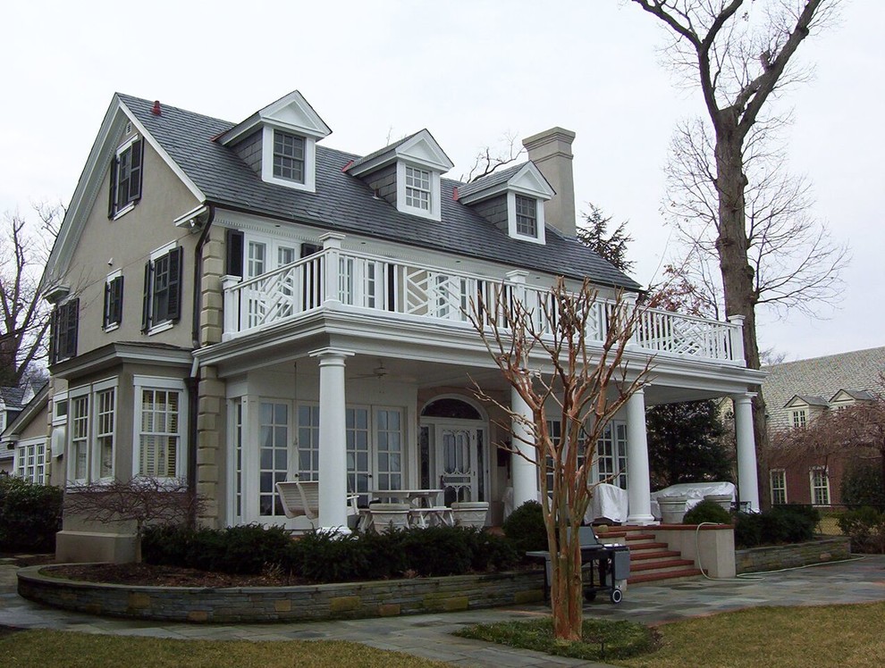 Пример оригинального дизайна: трехэтажный, бежевый частный загородный дом среднего размера в классическом стиле с облицовкой из бетона, двускатной крышей и крышей из гибкой черепицы