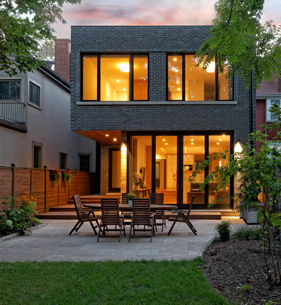 Источник вдохновения для домашнего уюта: большой, двухэтажный, кирпичный, черный дом в стиле модернизм