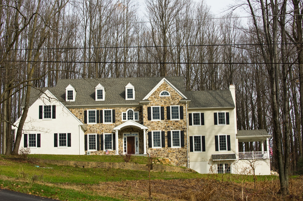Foto della facciata di una casa grande beige classica a due piani