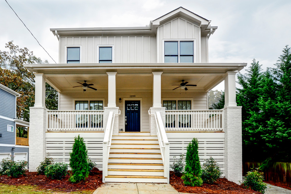 Großes, Zweistöckiges Country Einfamilienhaus mit weißer Fassadenfarbe, Halbwalmdach und Vinylfassade in Atlanta