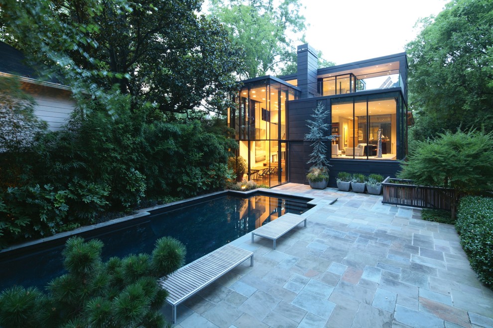 Zweistöckiges Modernes Haus mit grauer Fassadenfarbe und Flachdach in Atlanta