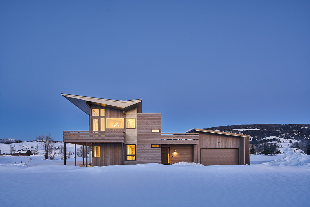 Свежая идея для дизайна: двухэтажный, коричневый частный загородный дом в современном стиле с комбинированной облицовкой и односкатной крышей - отличное фото интерьера