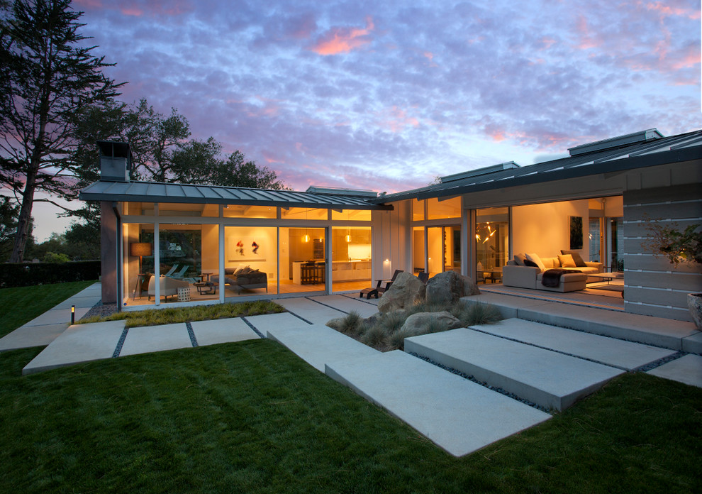 Стильный дизайн: одноэтажный, серый частный загородный дом в стиле ретро с металлической крышей - последний тренд