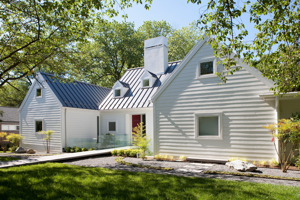 Пример оригинального дизайна: одноэтажный, белый частный загородный дом в стиле неоклассика (современная классика) с облицовкой из винила и металлической крышей
