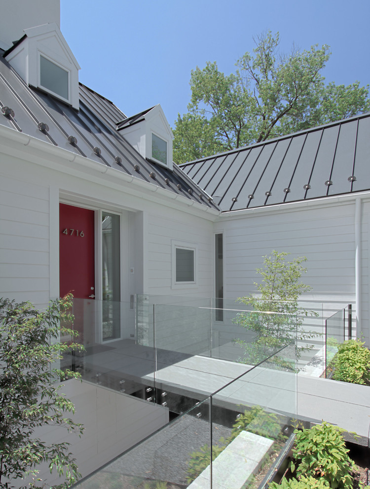 Imagen de fachada blanca contemporánea de tamaño medio de dos plantas con revestimientos combinados