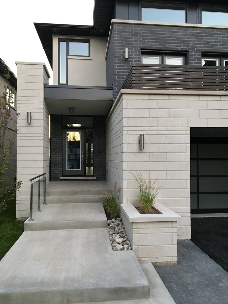 Идея дизайна: двухэтажный, серый дом среднего размера в современном стиле с облицовкой из бетона и вальмовой крышей
