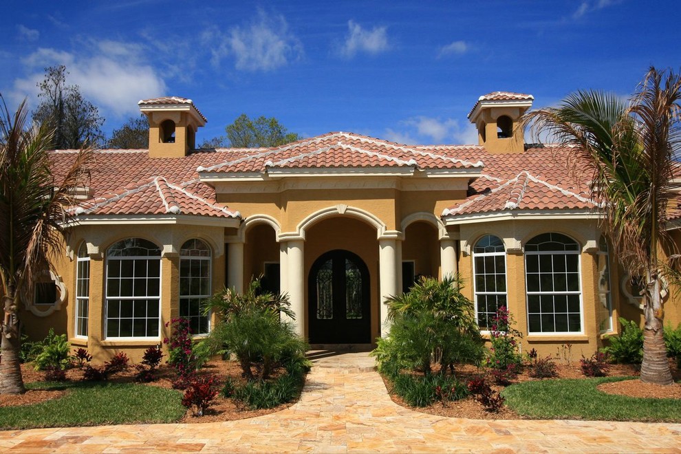 This is an example of a mediterranean house exterior in Tampa.
