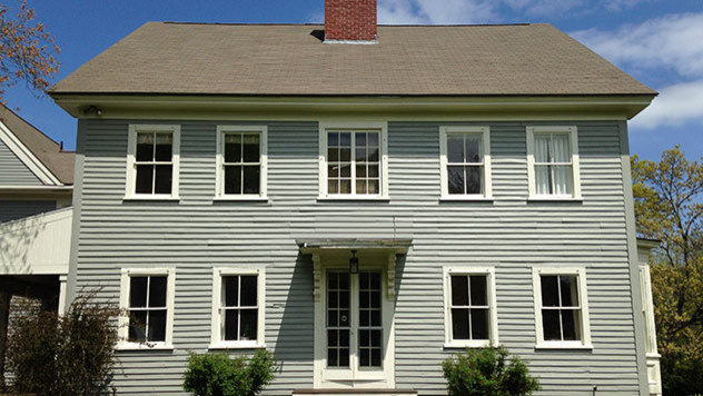 Aménagement d'une façade de maison bleue classique en bois de taille moyenne et à un étage.