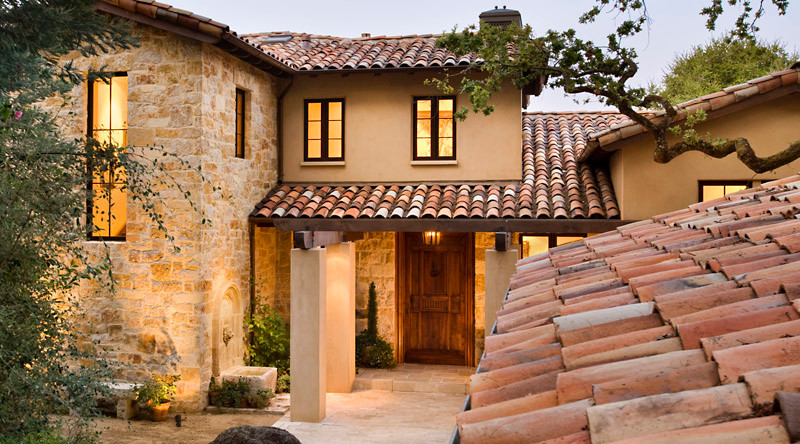 Идея дизайна: большой, двухэтажный, бежевый дом в средиземноморском стиле с облицовкой из камня