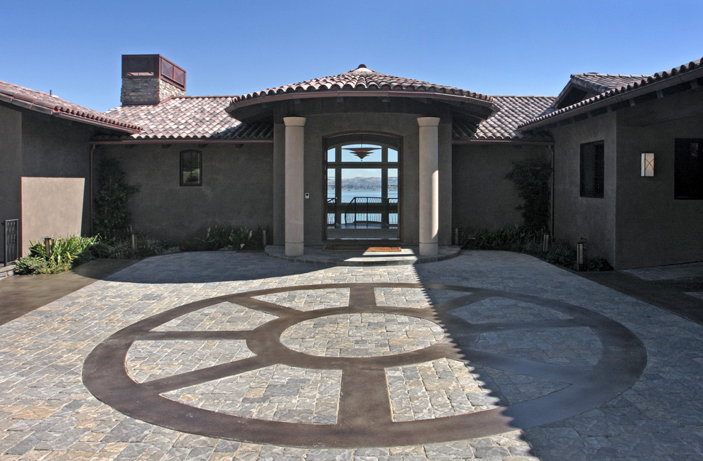 Стильный дизайн: большой, коричневый дом в современном стиле с разными уровнями и облицовкой из цементной штукатурки - последний тренд