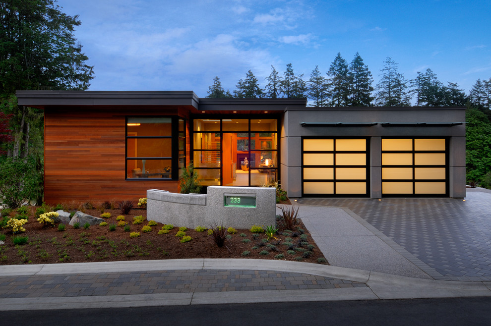 This is an example of a contemporary bungalow house exterior in Vancouver.