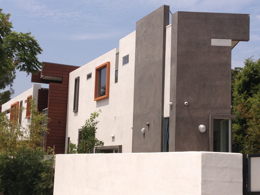 Photo of a large and multi-coloured contemporary two floor render detached house in Los Angeles with a flat roof.