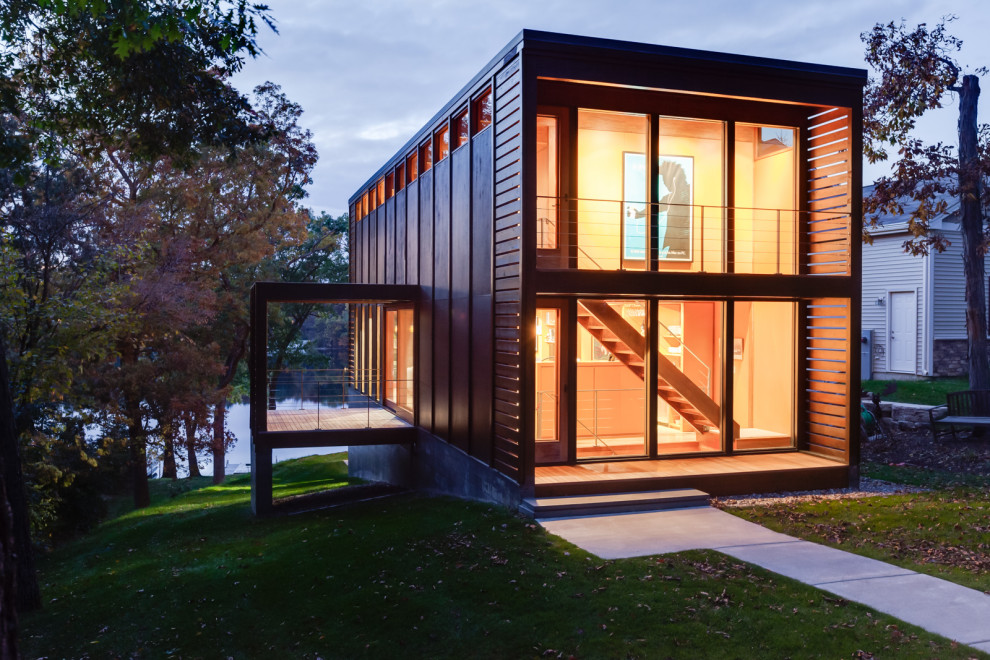 Idee per la villa piccola marrone moderna a tre piani con rivestimento in legno, tetto piano e copertura in metallo o lamiera