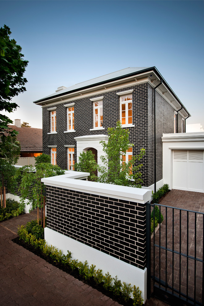 Großes, Zweistöckiges Modernes Haus mit Backsteinfassade und schwarzer Fassadenfarbe in Adelaide